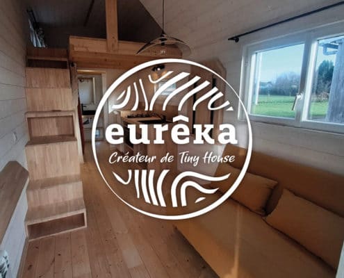 Le logo Eurêka sur une photo de tiny house en bois