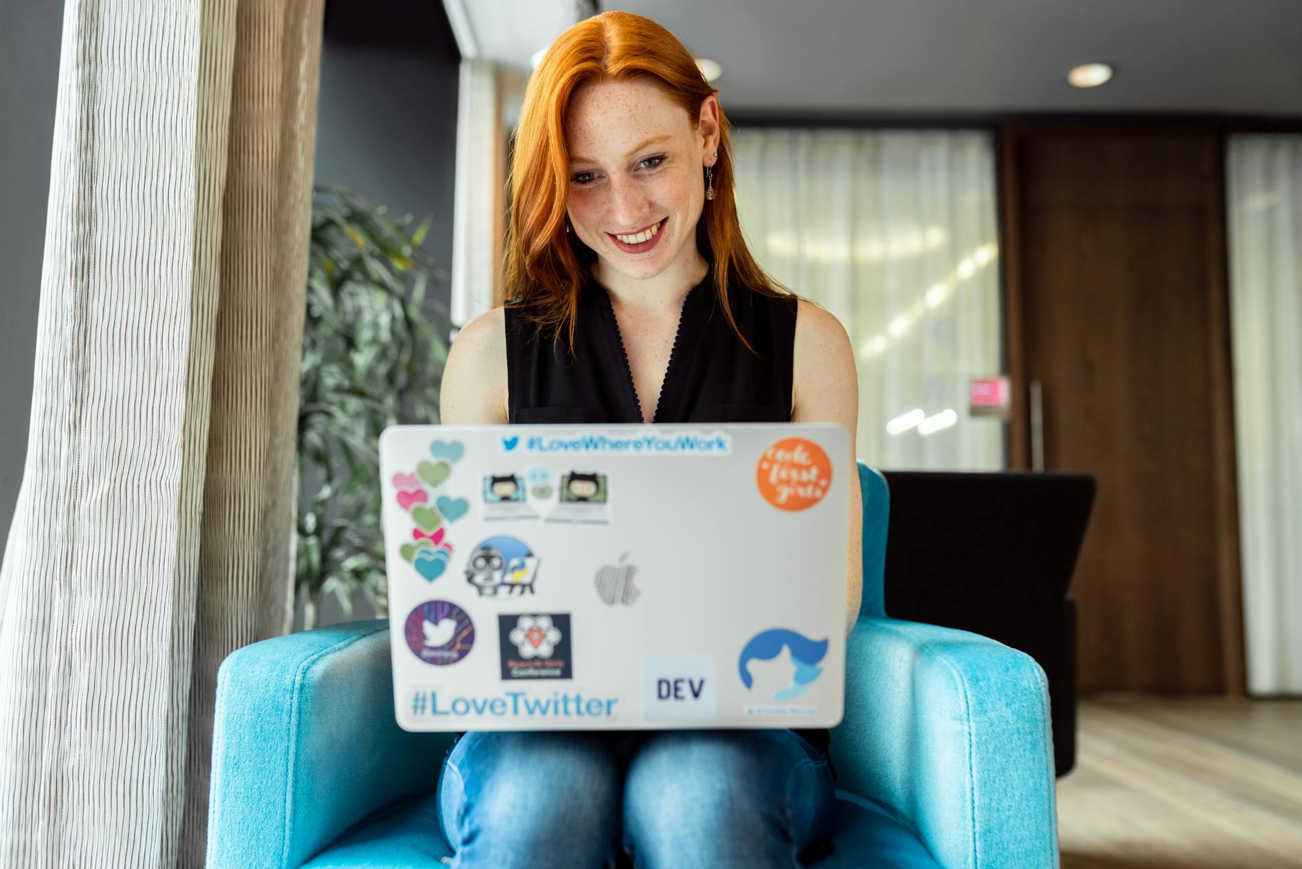 Community manager : définition précise du métier et réalité du terrain — community manager travaillant sur ordinateur