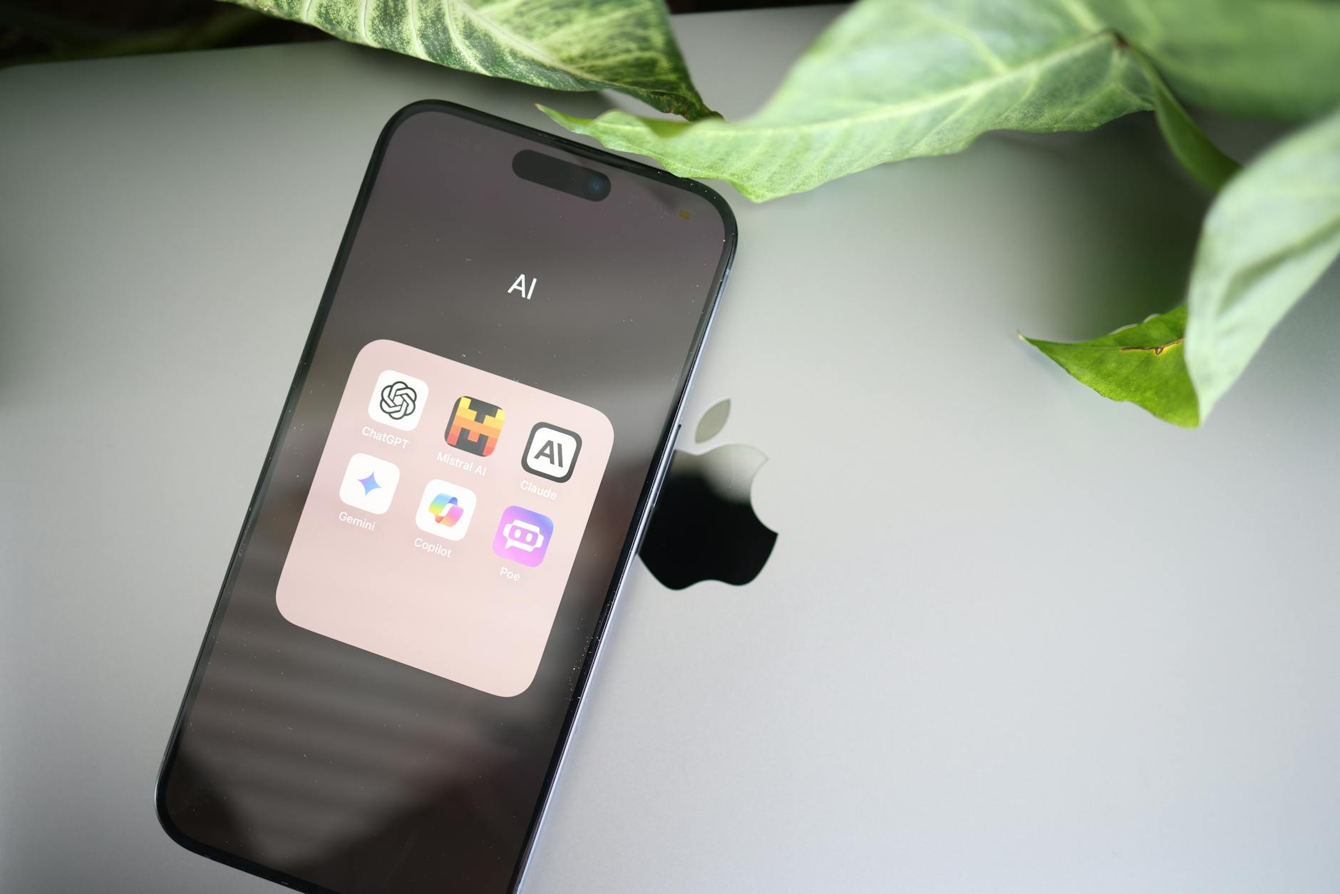 Créer un logo par IA avec des outils gratuits : ce que cela permet vraiment — interface d'outils de création de logo IA