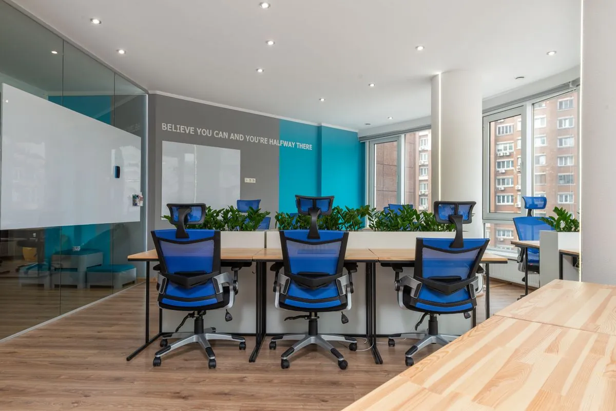 Intérieur de bureau contemporain lumineux avec des postes de travail et de la verdure