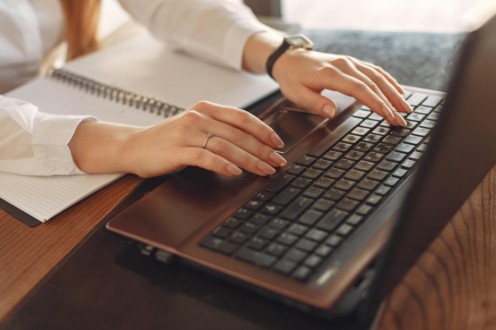 Le copywriting expliqué simplement : une écriture persuasive qui fait agir, pas rêver — personne écrivant un texte persuasif sur ordinateur