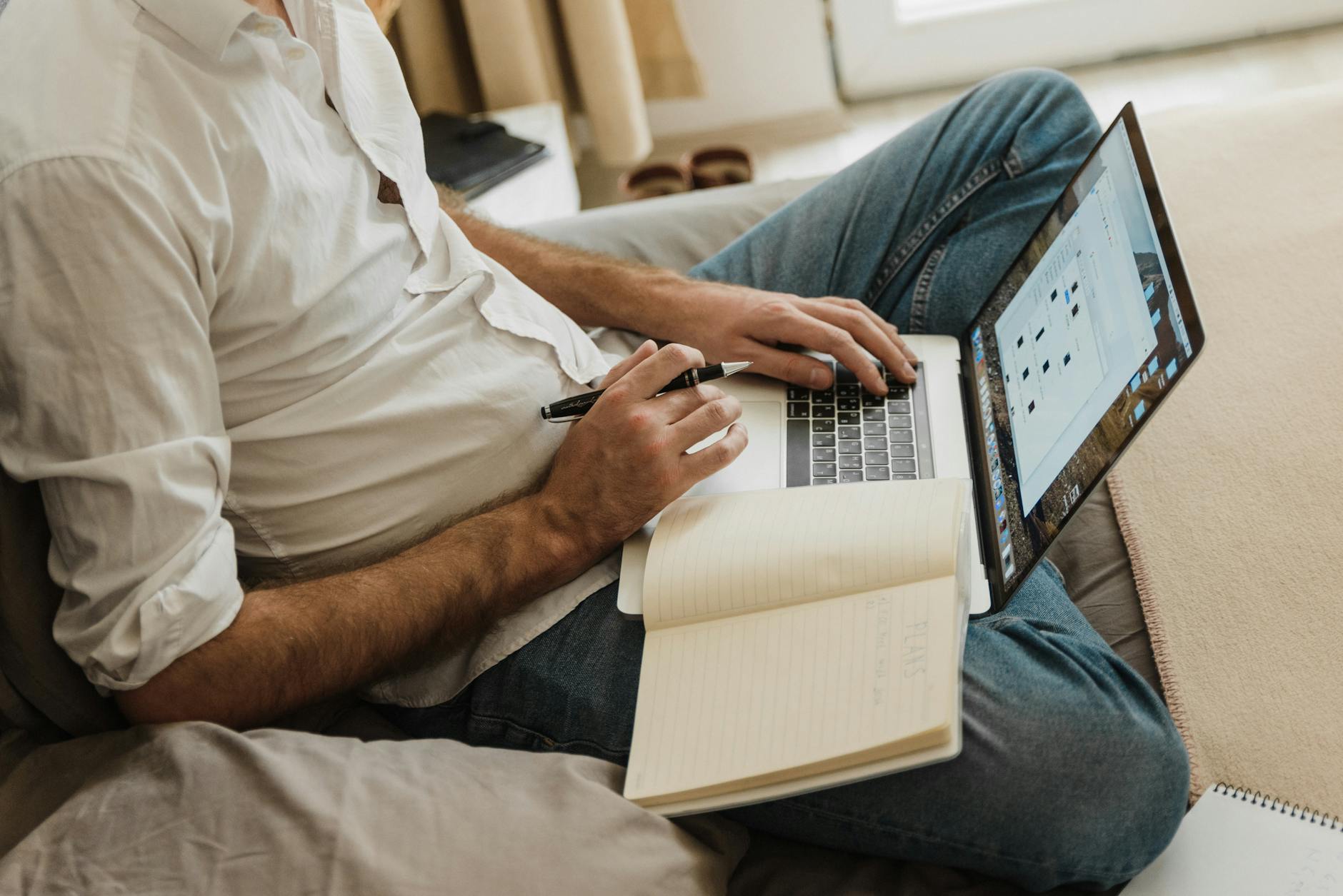 Le copywriting expliqué simplement avec — personne écrivant un texte persuasif sur ordinateur