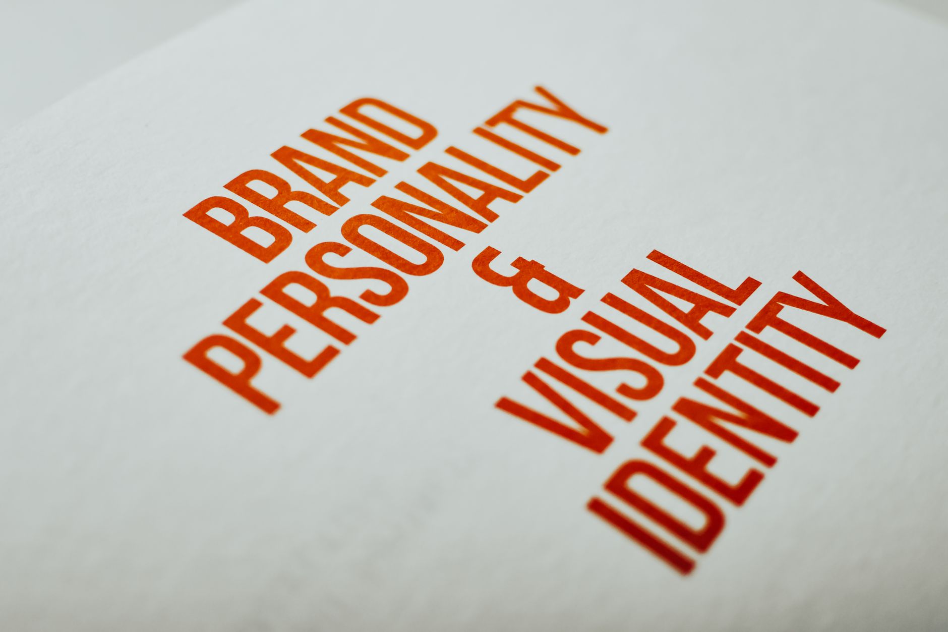 Slogan publicitaire réussi : comprendre ses véritables qualités différenciantes — cérémonie de brainstorming slogan publicitaire