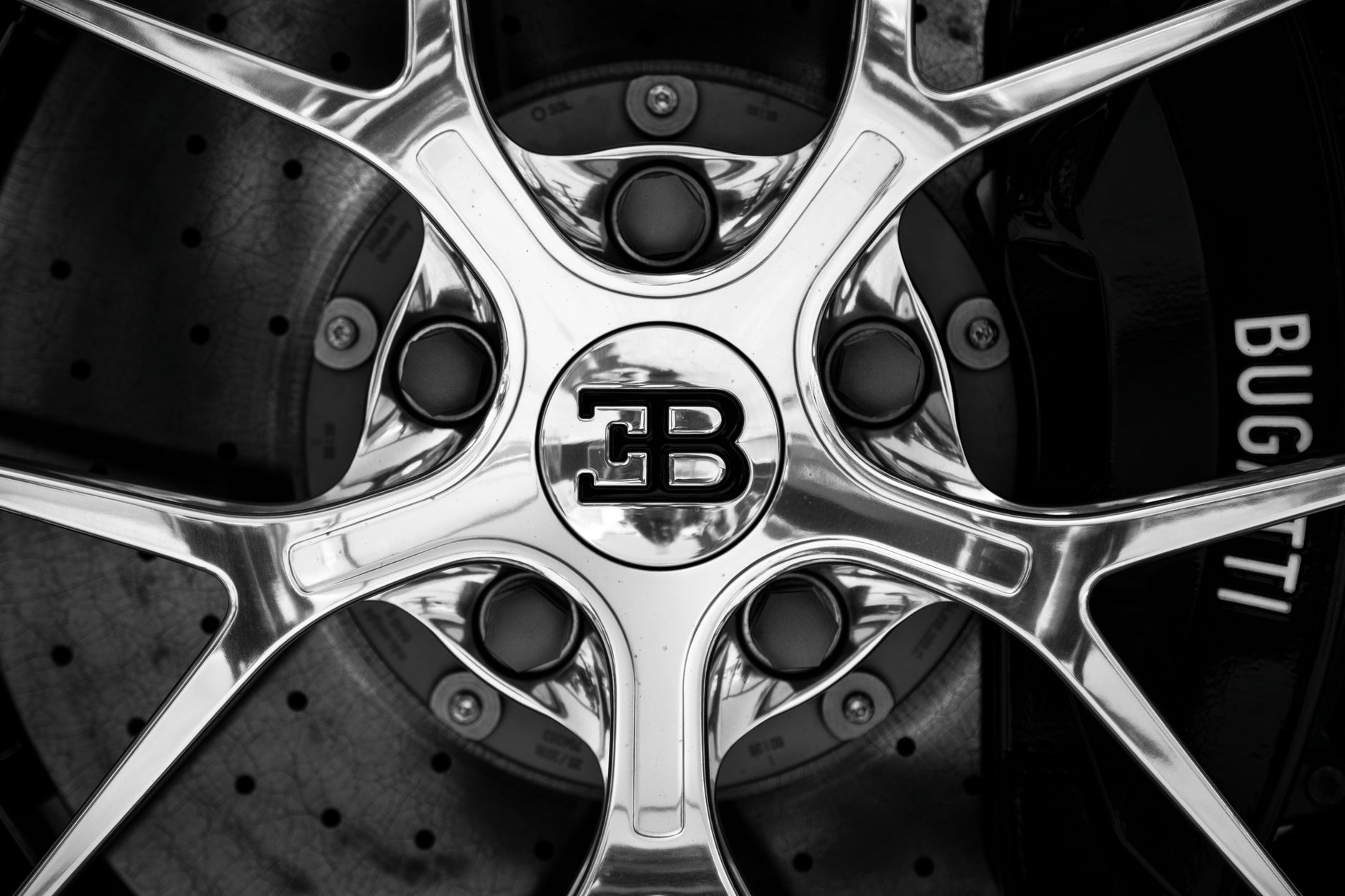 Logo Bugatti le secret du — gros plan sur le logo Bugatti
