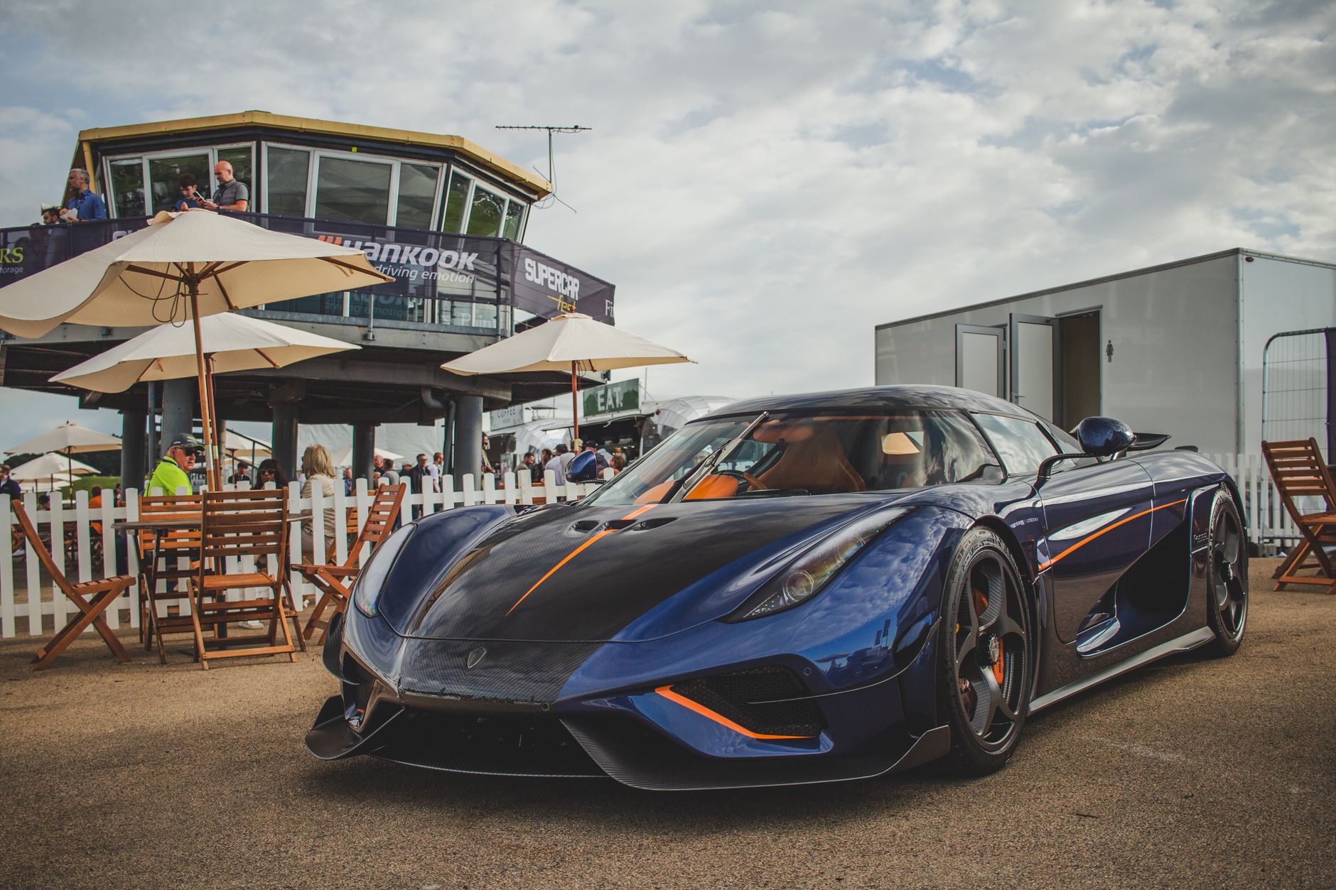 Koenigsegg, marque d’hypercars : un logo bien plus qu’un simple blason — logo Koenigsegg fantôme sur hypercar