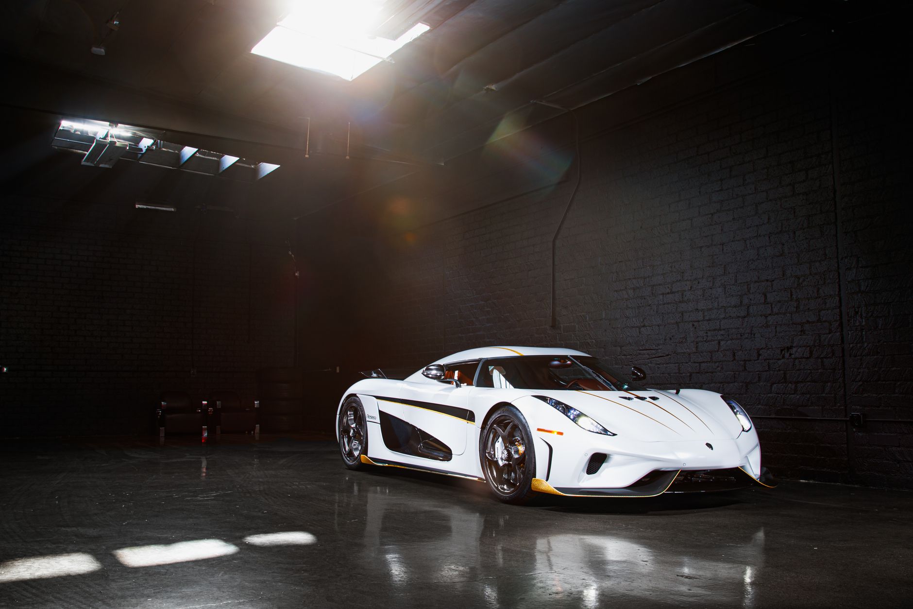 Logo Koenigsegg pourquoi un fantôme — logo Koenigsegg fantôme sur hypercar
