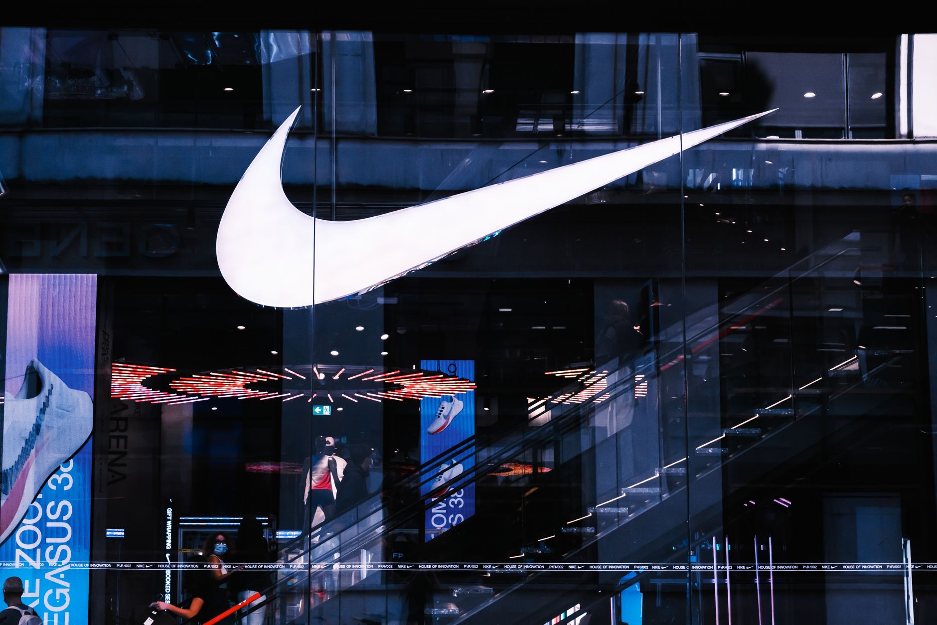 La genèse du Swoosh : une histoire de hasard, de brief serré et d’audace graphique — logo Swoosh Nike design