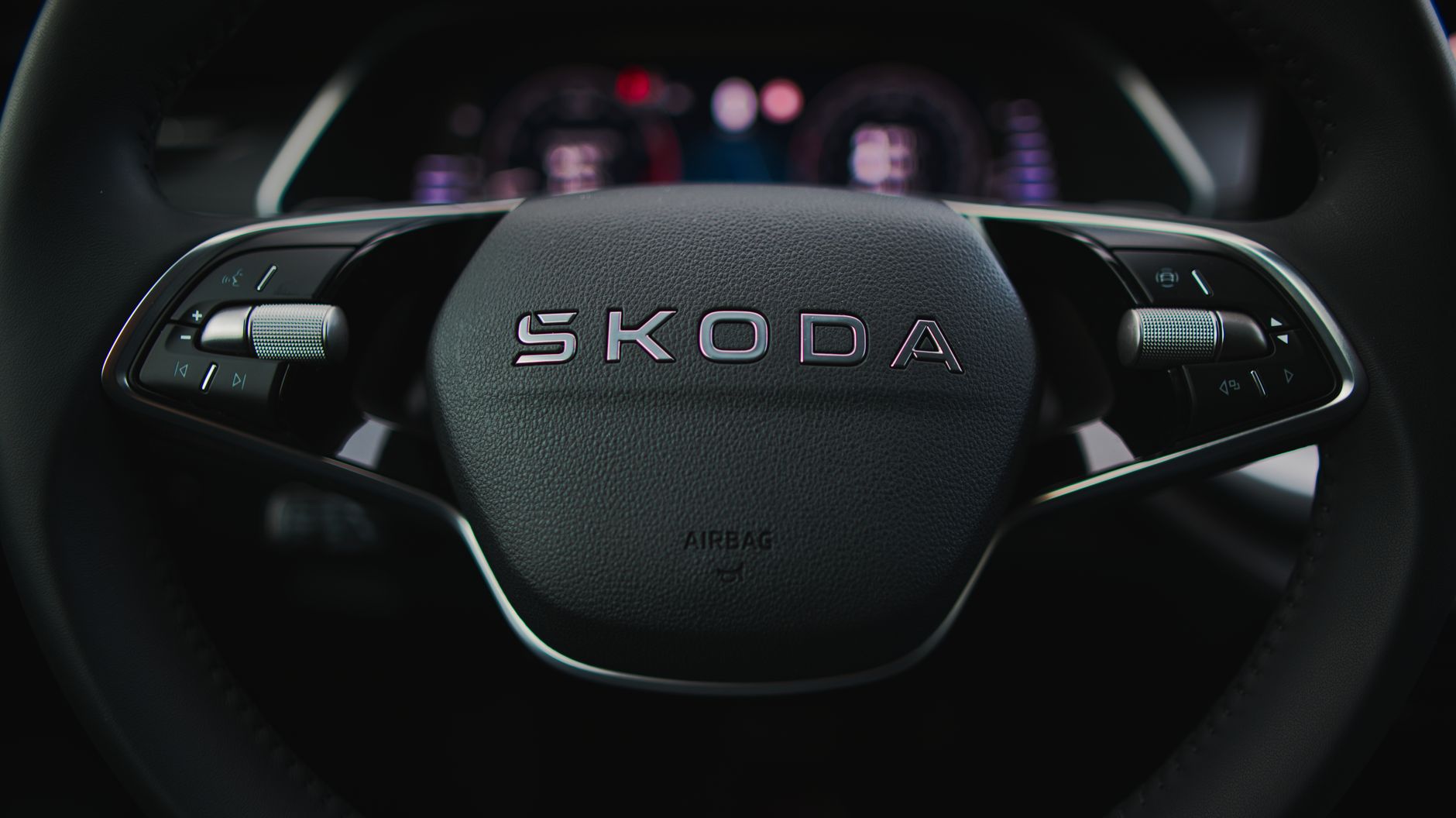 Laurin & Klement, puis Skoda : le temps des balbutiements graphiques — logo Skoda sur capot de voiture