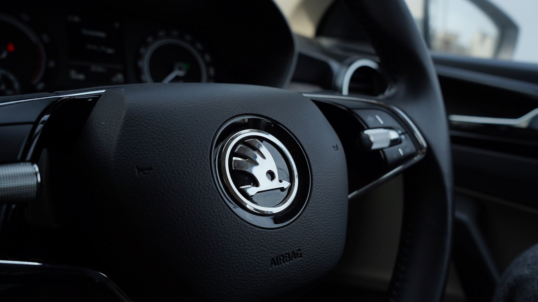 Logo Skoda que représente-t-il et — logo Skoda sur capot de voiture