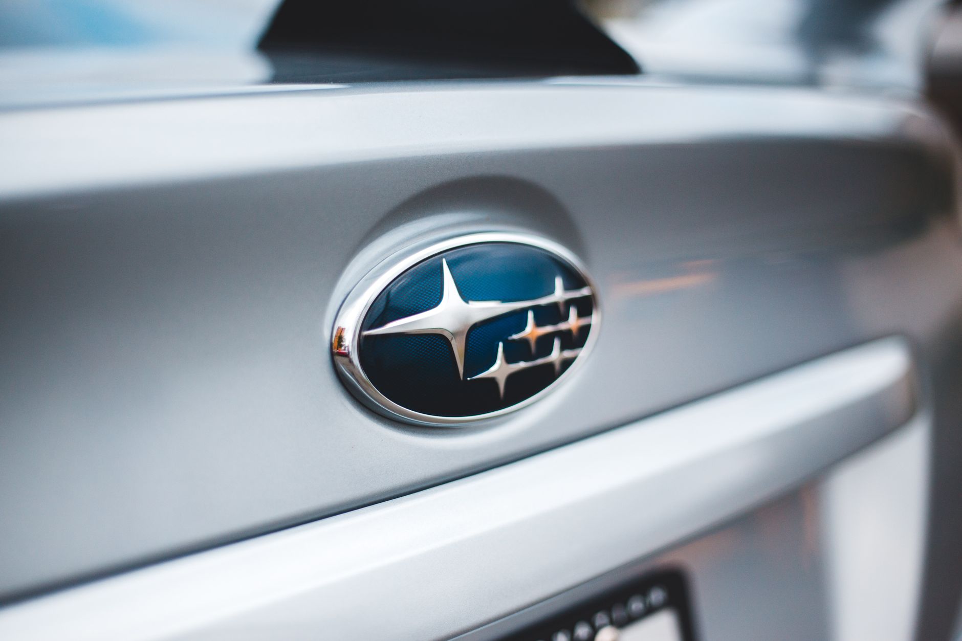 Quelle est la véritable signification des six étoiles du logo Subaru ? — logo Subaru avec étoiles sur voiture
