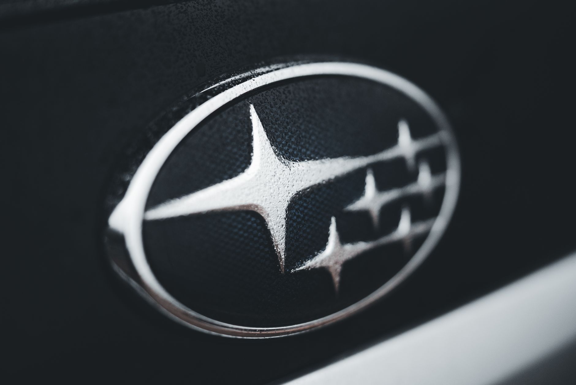 Logo Subaru que signifient les — logo Subaru avec étoiles sur voiture