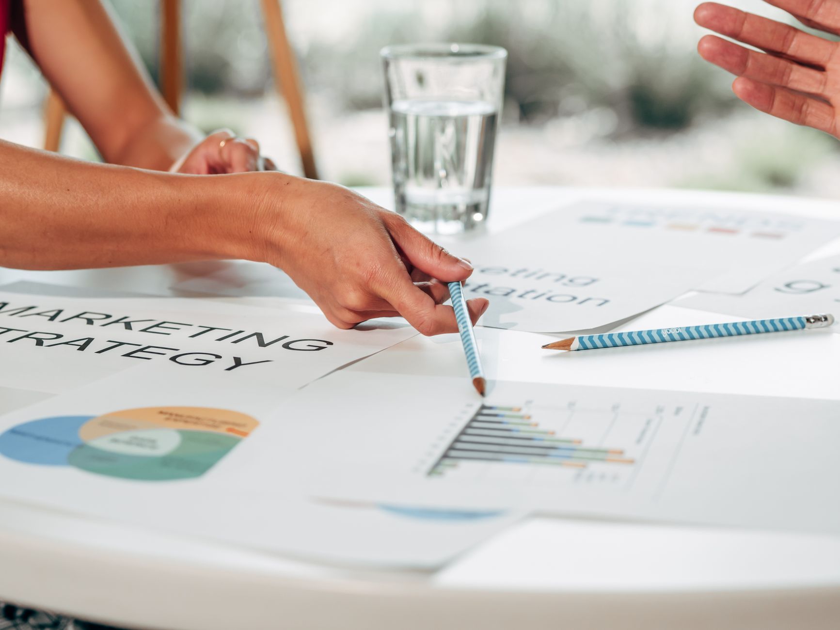 Marketing d’influence : définition actuelle et enjeux concrets pour les marques — réunion stratégie marketing d'influence