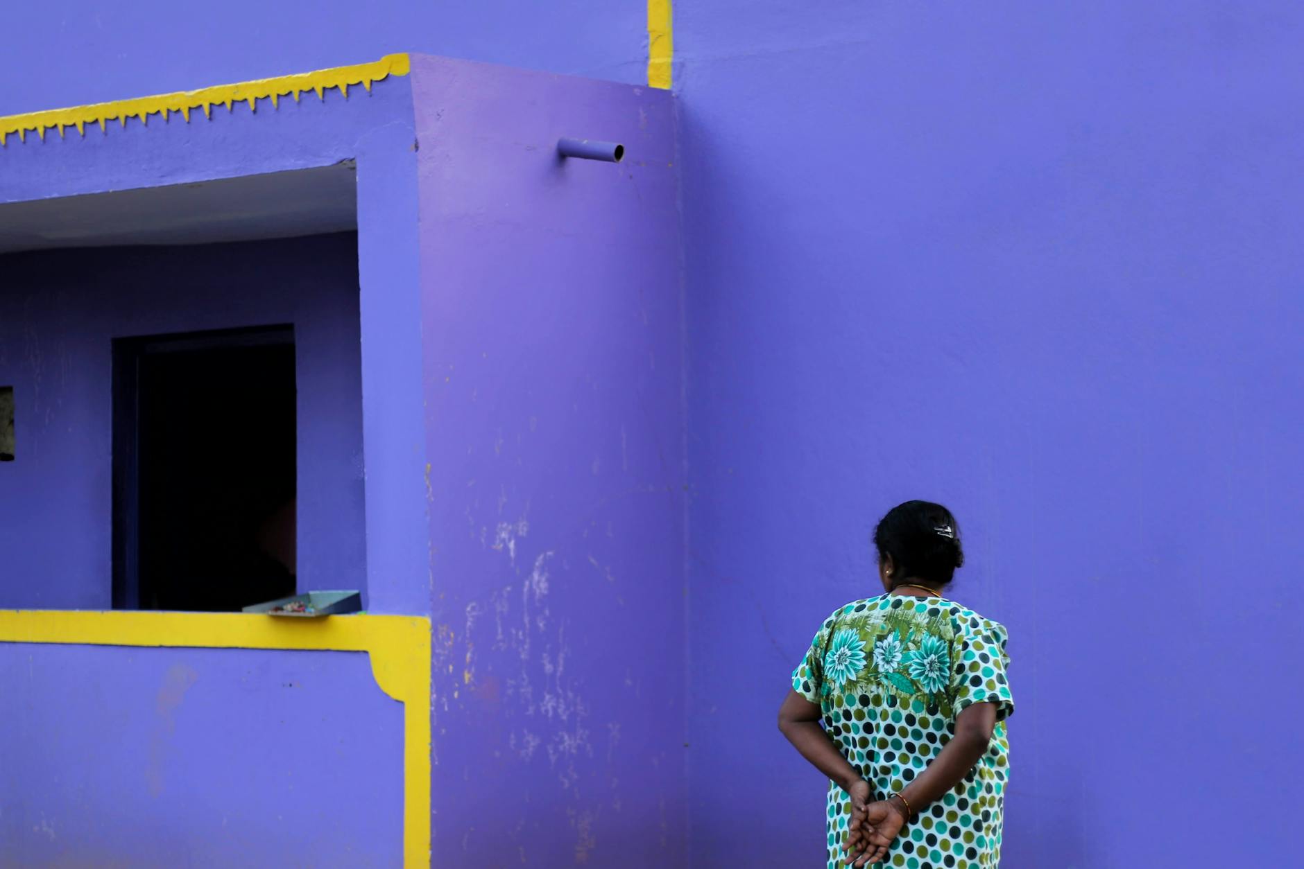 Comprendre la couleur complémentaire du violet sur le cercle chromatique — palette de couleurs violettes avec accents jaunes