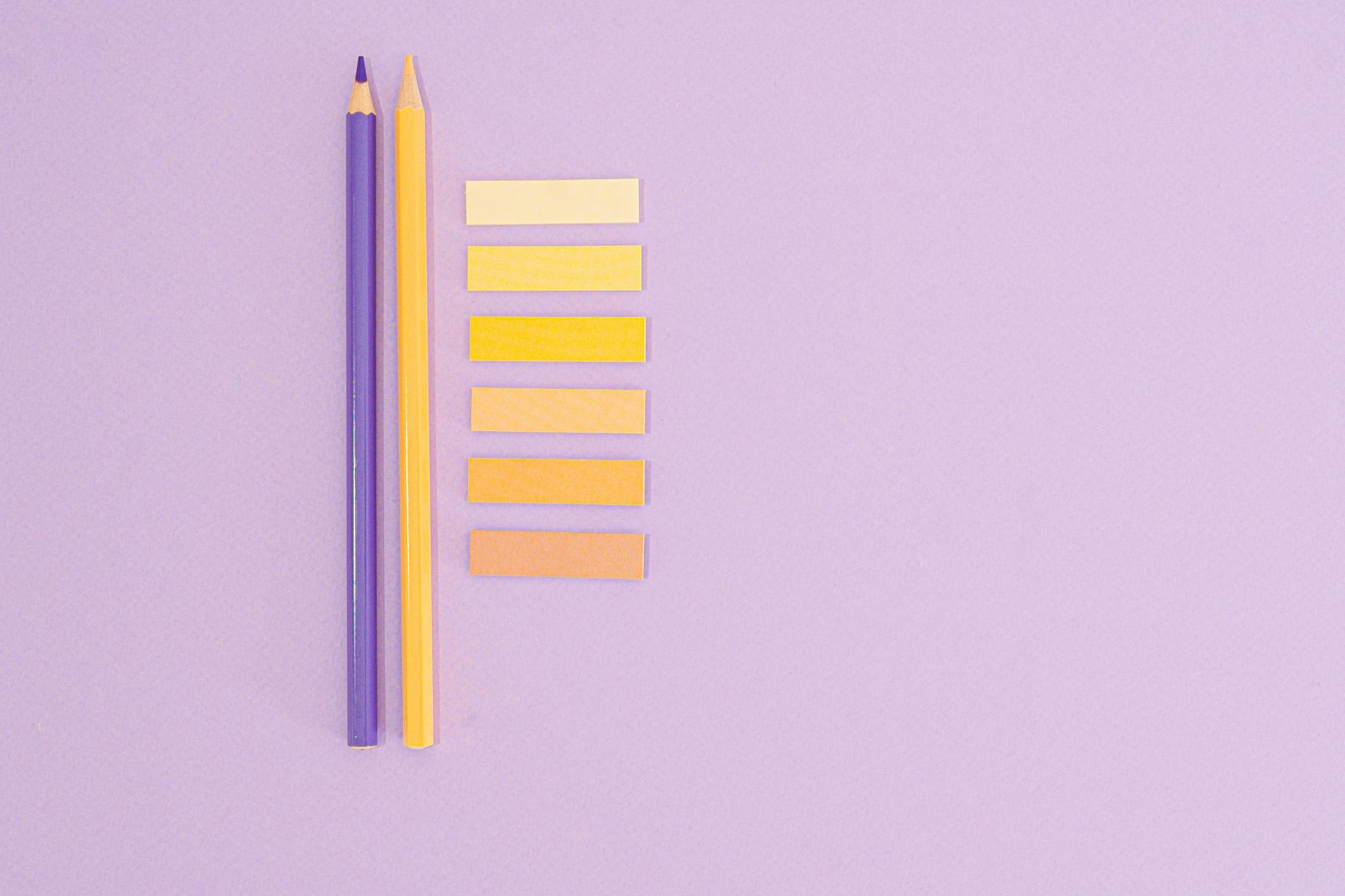 Quelle couleur associer au violet — palette de couleurs violettes avec accents jaunes