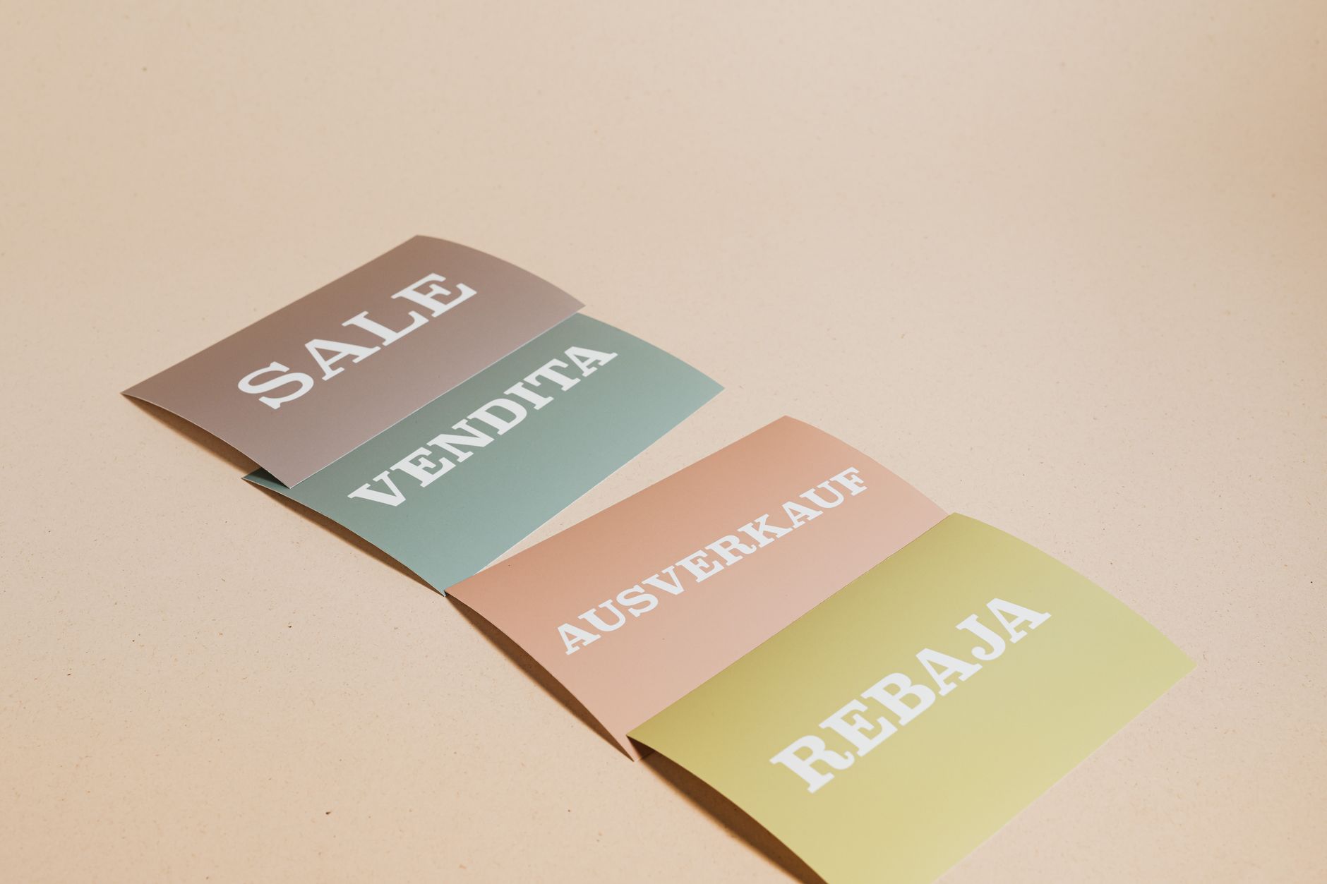 Quelles polices choisir pour un — design de flyer coloré typographie