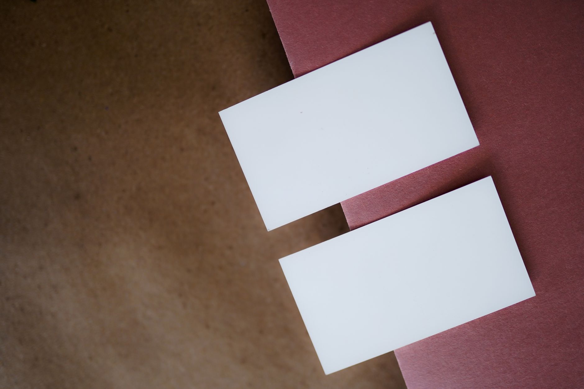 Simplicité et clarté : la base d’un logo efficace — design de logo simple sur papier