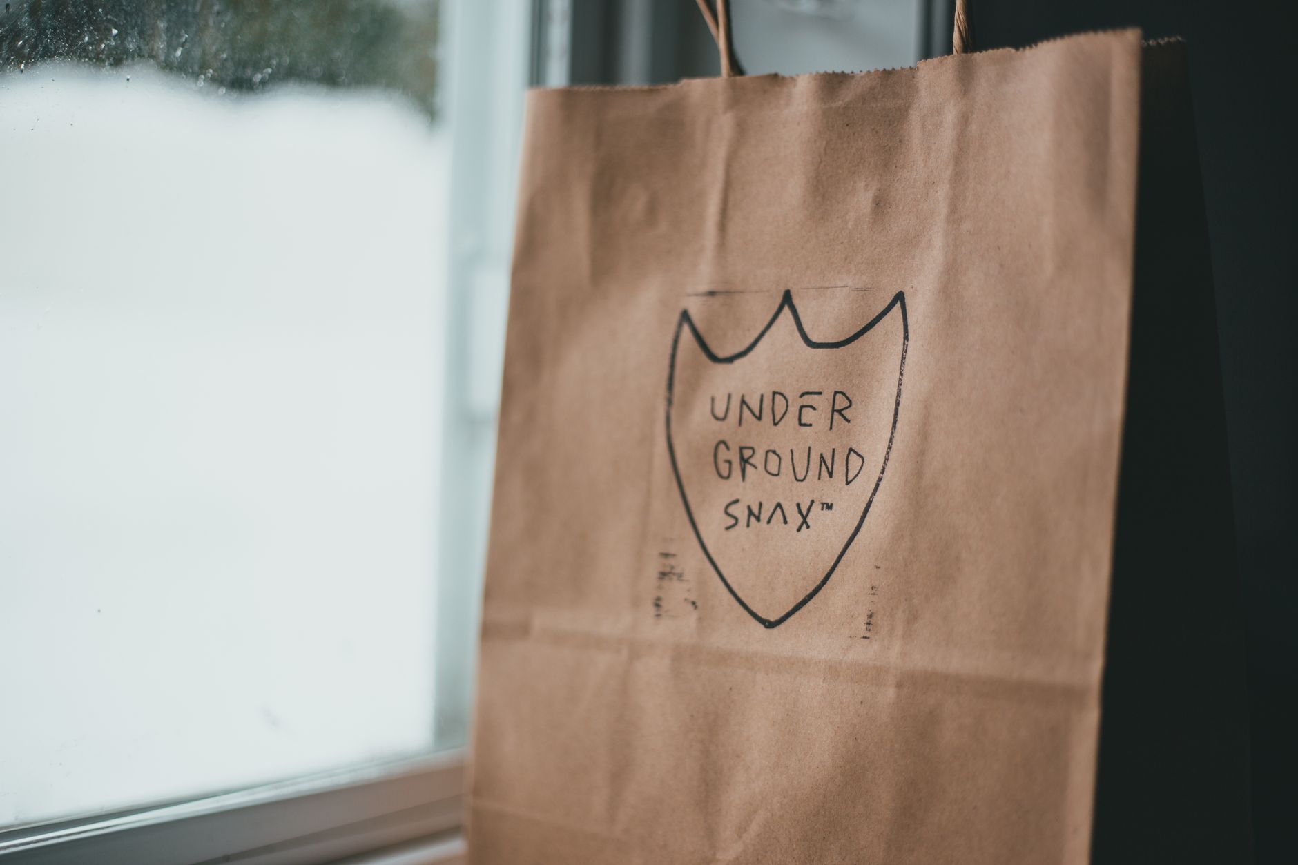 Qu'est-ce qu'un bon logo ? — design de logo simple sur papier