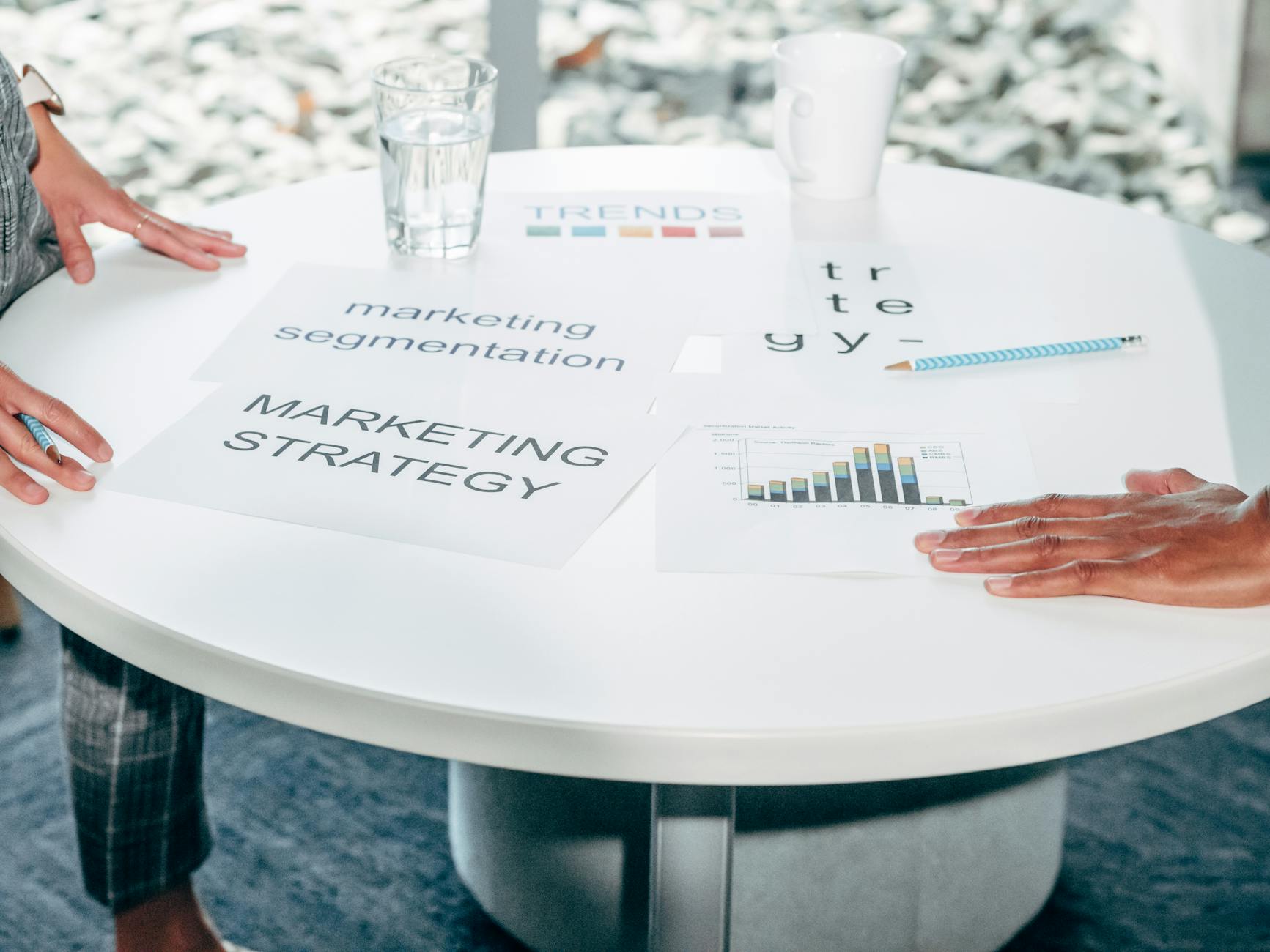 Plan marketing efficace : poser le cadre, distinguer stratégie marketing et exécution — réunion stratégie marketing brainstorming