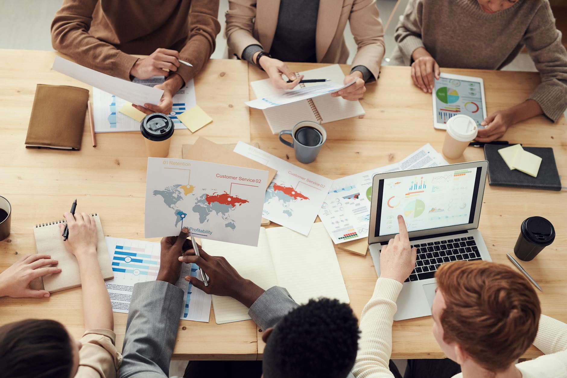 Rédiger un plan marketing efficace — réunion stratégie marketing brainstorming