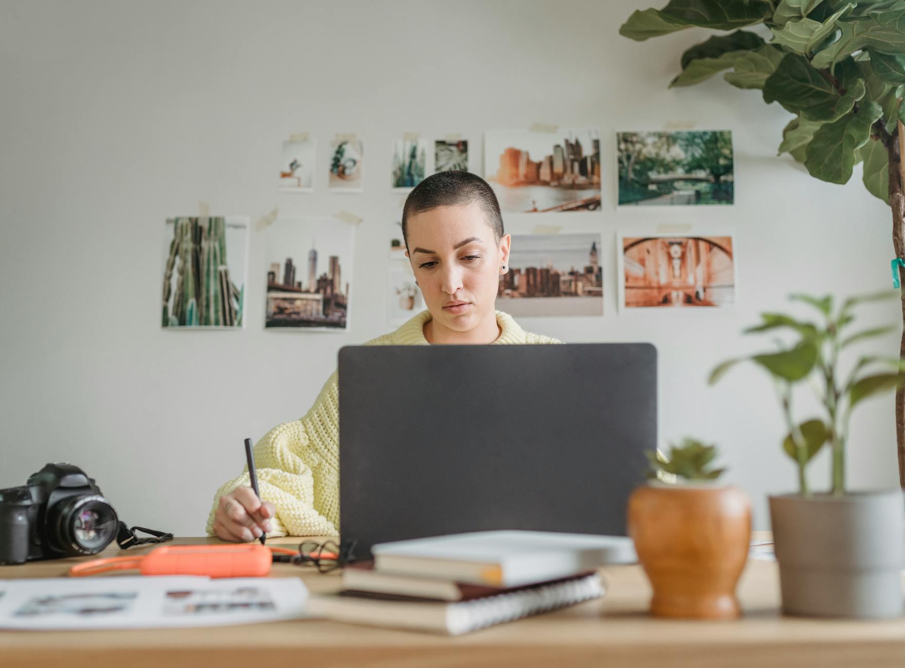 Tarif graphiste freelance grille de — graphiste freelance travaillant sur un ordinateur