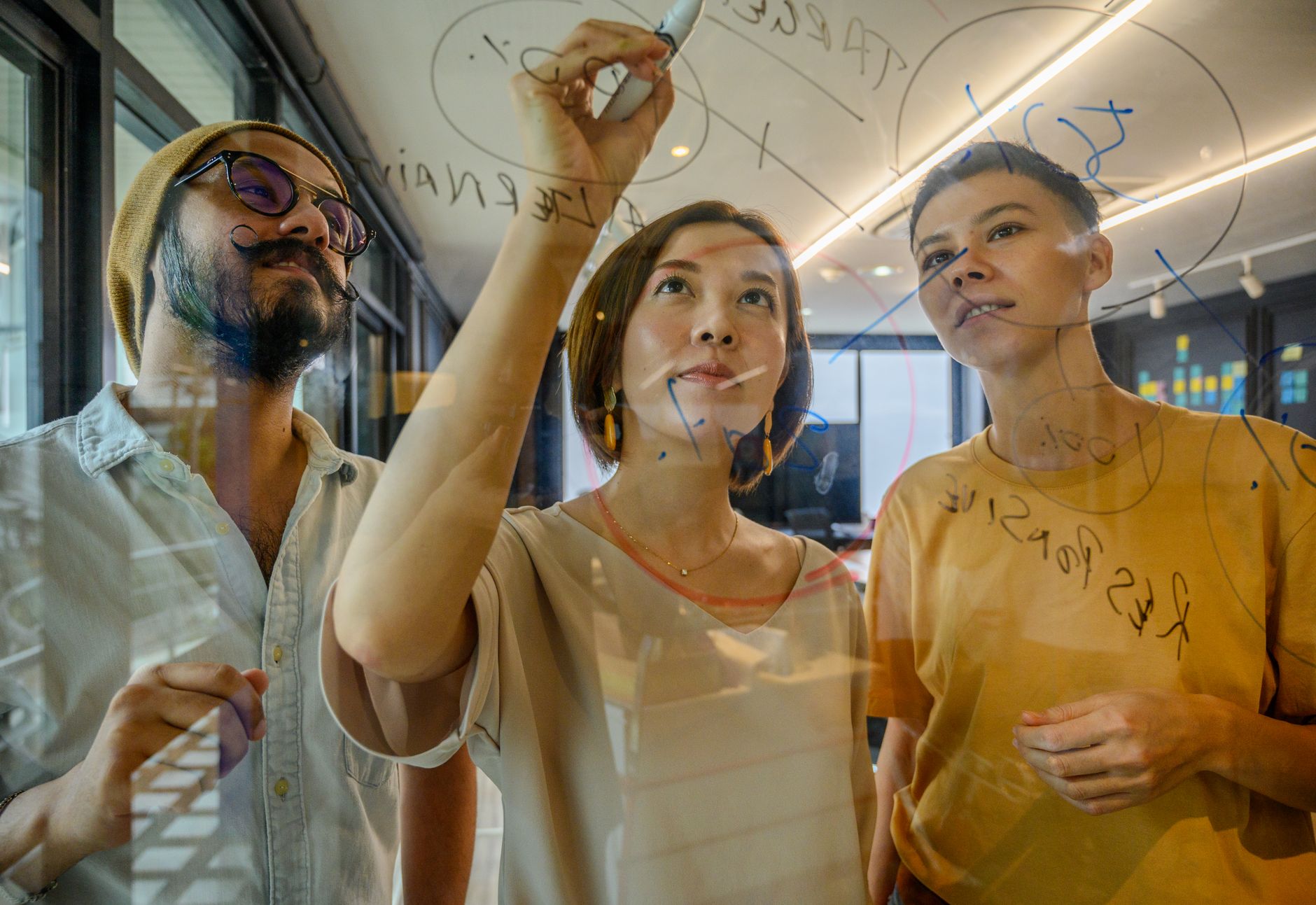 Trouver un slogan accrocheur conseils — réunion d'équipe brainstorming créatif